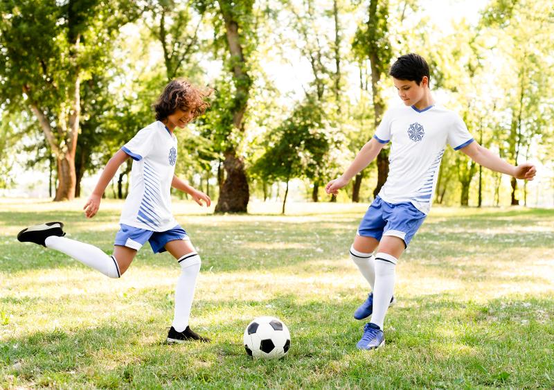  Jovens a jogar futebol durante o Curso de Verão Porto