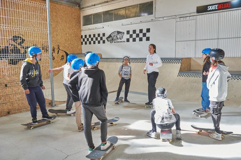  professor e alunos numa aula durante os summer skate camps