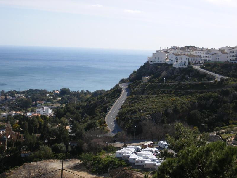 Estrada sinuosa com vista para o mar, ideal para explorar enquanto fazes um curso de lingua espanhola.