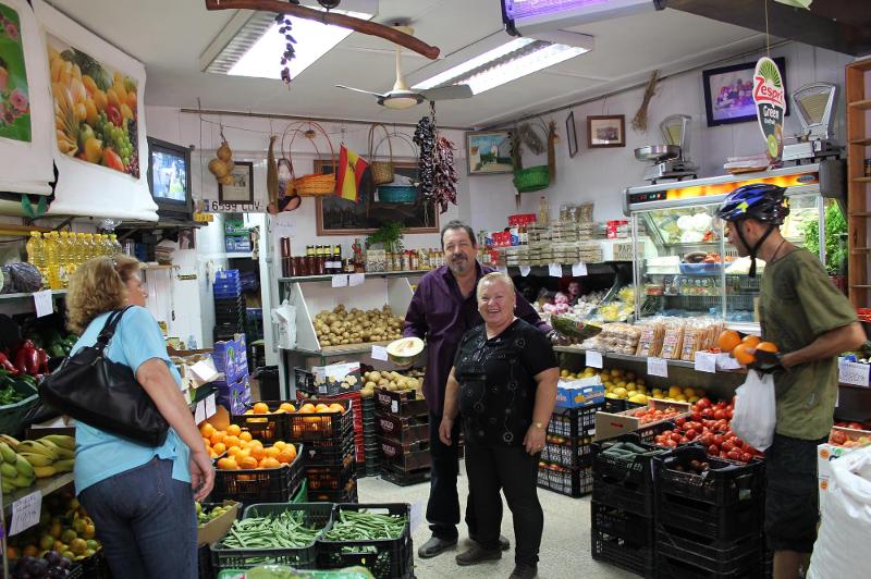 Interior de uma mercearia local com clientes e produtos frescos, proporcionando imersão cultural num curso de lingua espanhola.
