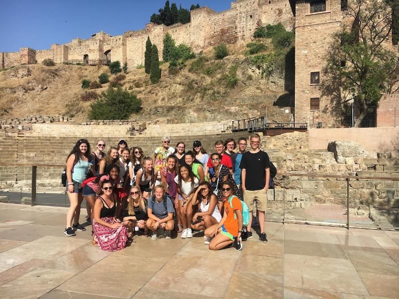 Participantes reunidos numa excursão do curso de línguas juvigo em Espanha