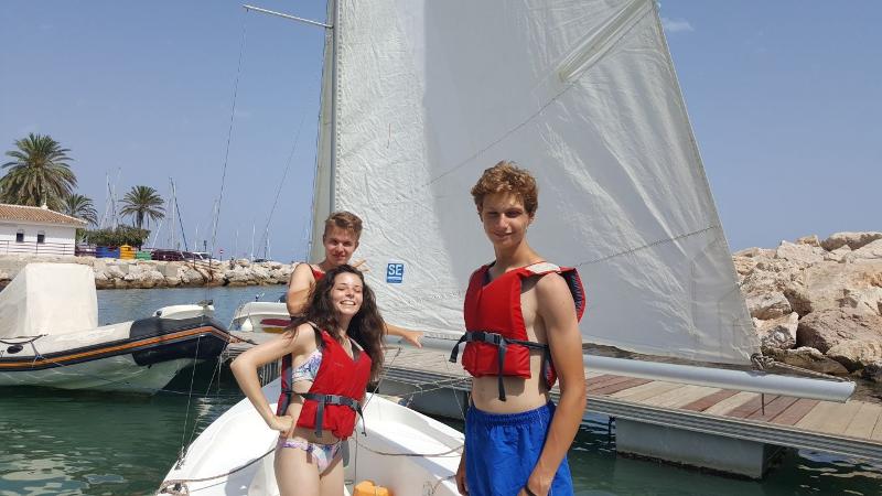 Estudantes a preparar-se para navegar num barco a vela como parte das atividades do curso de espanhol.