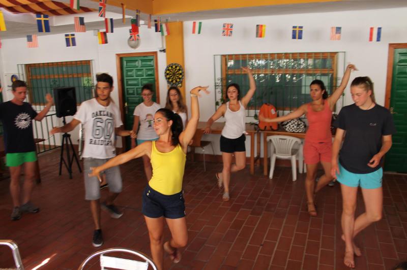 Alunos a aprender a dançar em grupo durante o curso de espanhol, num ambiente divertido e descontraído.