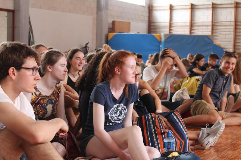 Alunos atentos durante uma atividade no campo de cursos de linguas em espanha, interagindo enquanto aprendem espanhol de forma divertida.