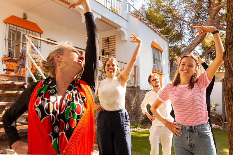 Professora e alunos durante uma aula de flamenco nos curso de línguas de verão em espanha!