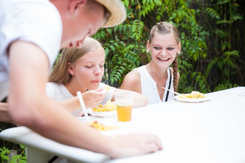 Três crianças a tomar o pequeno almoço felizes durante o curso de espanhol