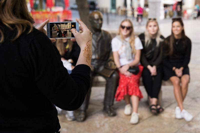 Quatro raparigas a tirar foto nas ruas de Málaga durante o curso de língua espanhola!