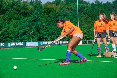 rapariga a treinar hóquei no surfcamp algarve