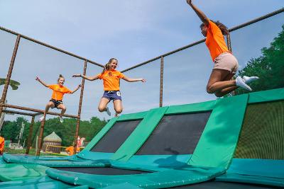 Crianças a saltar no trampolim durante o campo de férias Agosto na Holanda