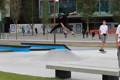 Um curso gratuito de skate para crianças no skatepark de