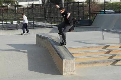 participante a fazer manobras no international skate camp