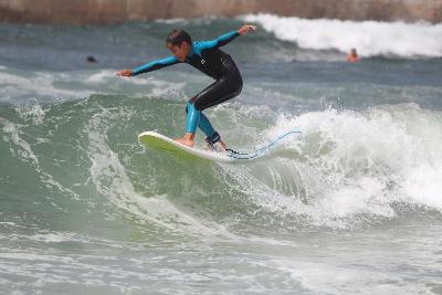 menino a praticar surf nível avançado no surfcamp Porto