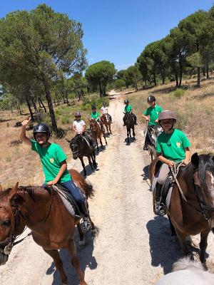 participantes durante passeio a cavalo no campo de férias Lisboa