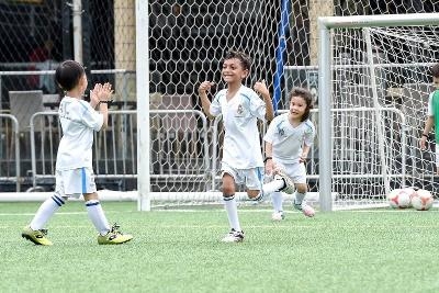 participante a festejar depois de ter marcado golo no campo de ferias