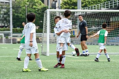 durante jogo dois participantes abraçam-se depois de marcarem golo no campo de férias