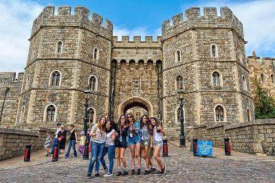 participantes a tirar foto numa excursão do curso de linguas em inglaterra