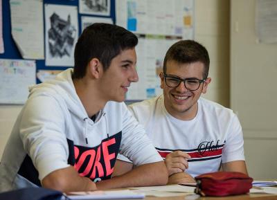 Cursos de inglês para jovens 2025