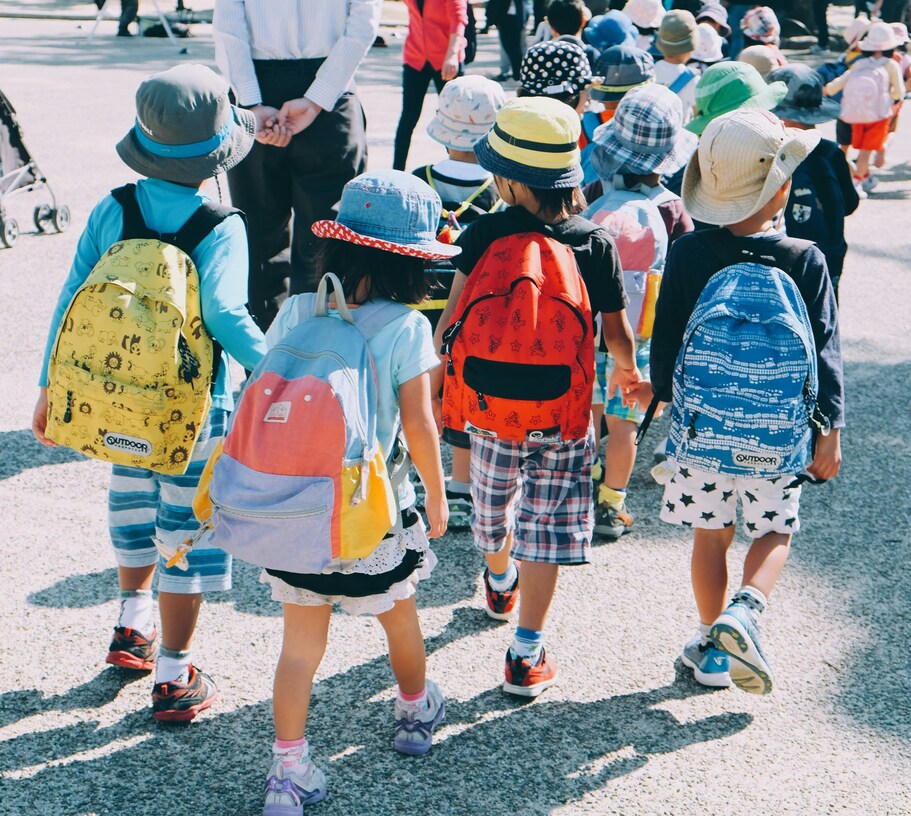 Crianças a ir para a escola