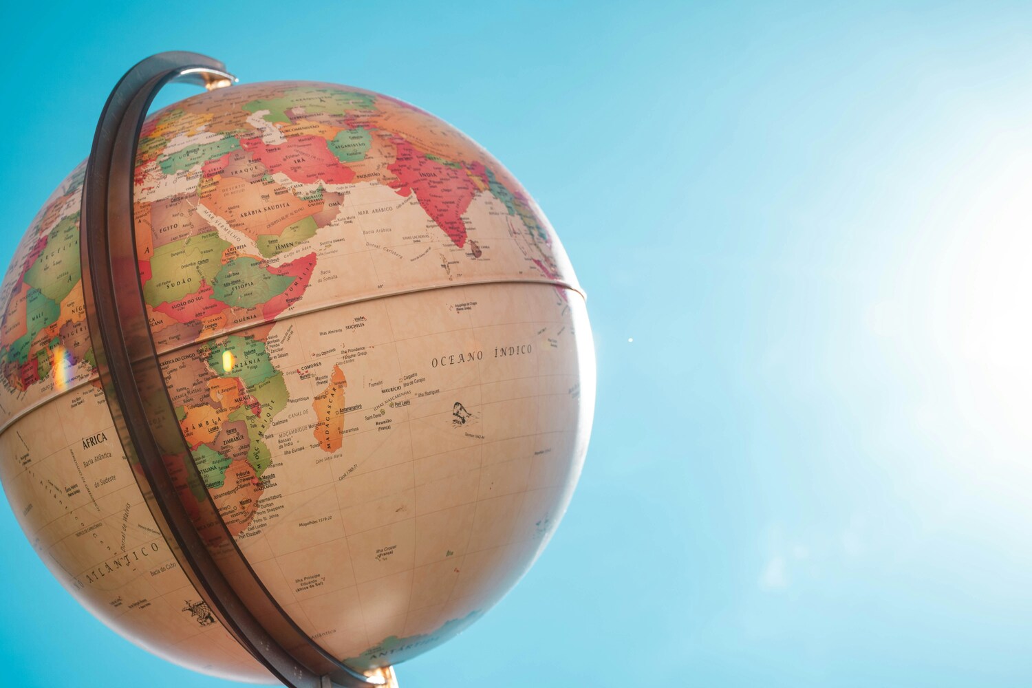 Globo terrestre destacando a África e Ásia, simbolizando a experiência de estudar no estrangeiro